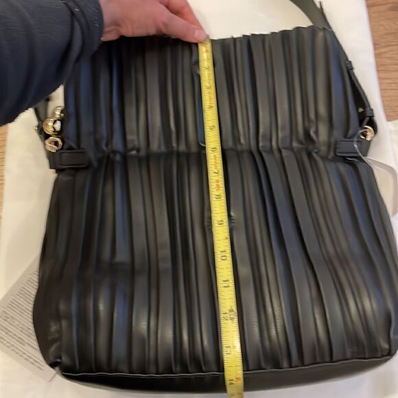 TOPSHOP ELEGANT VEGAN HANDBAG WITH BOLD GOLD DETAIL THAT SWINGS ACROSS B… - Picture 5 of 10